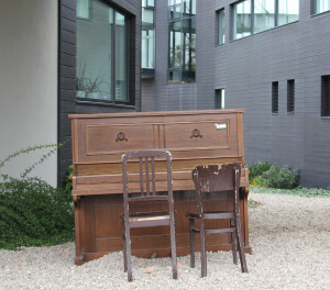 Piano v ulicích – z parčíku se přestěhovalo na Karmel